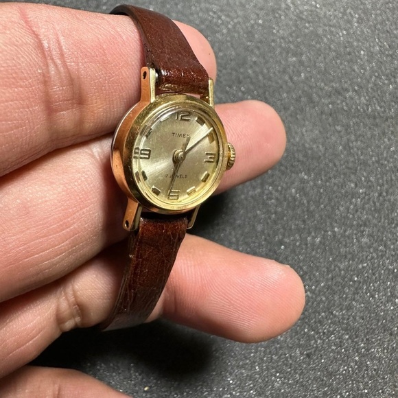 Vintage Timex 17 Jewels Ladies Gold Tone Mechanical Wind Up Watch Parts / Repair - Picture 3 of 9